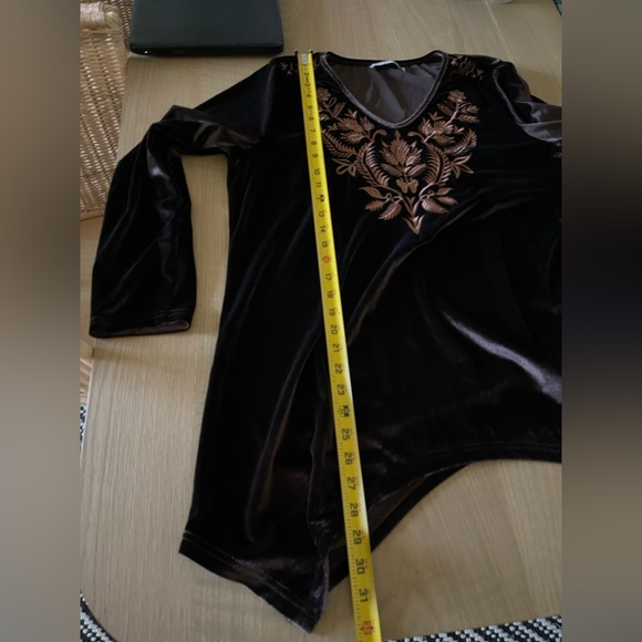 Misslook|Brown Velvet Tunic Top with Floral Embroidered Accent, Size 2x•••Boho - Picture 10 of 11